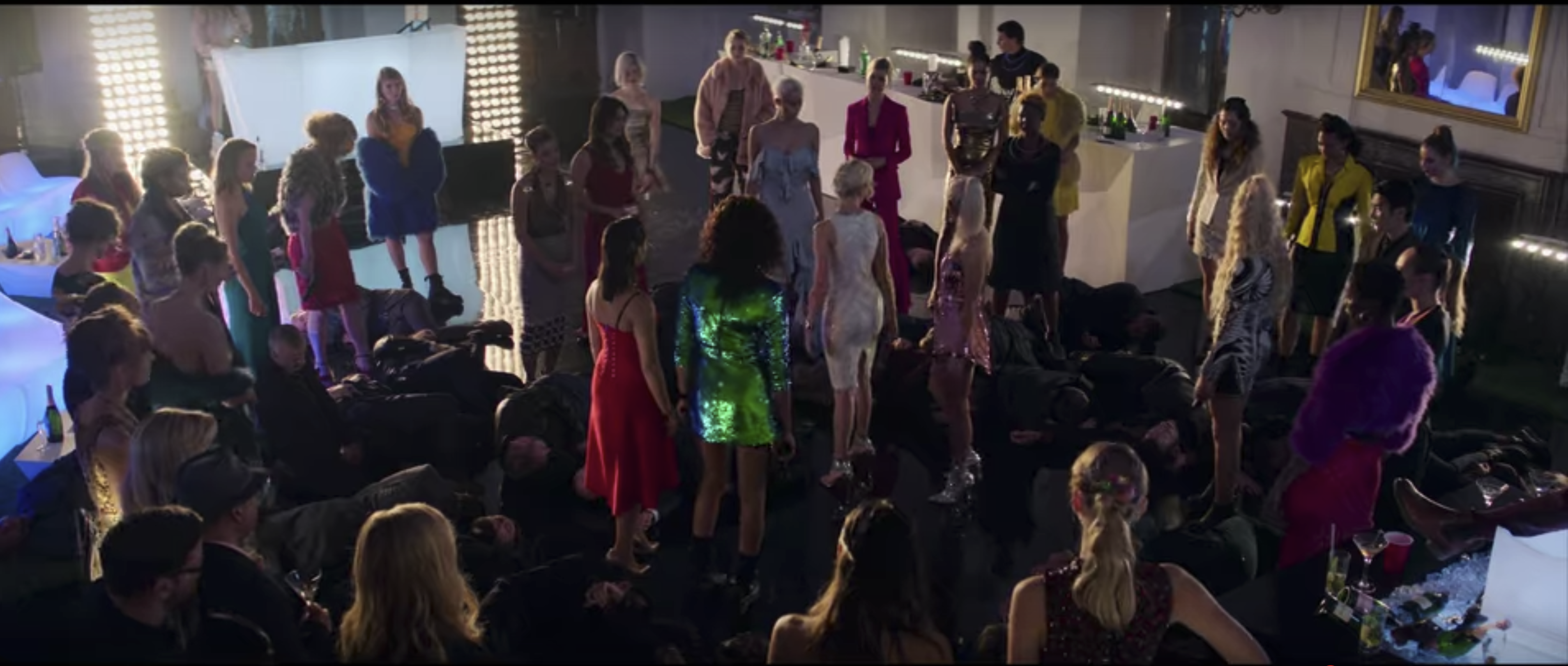 파티에 있던 모든 여자가 요원들이였으면 왜 주인공들 디지기 직전에 아무 것도 안했죠? 아무리 그래도 특수 요원이 20~30명 정도 되면 그냥 군대 하나 아닌가?