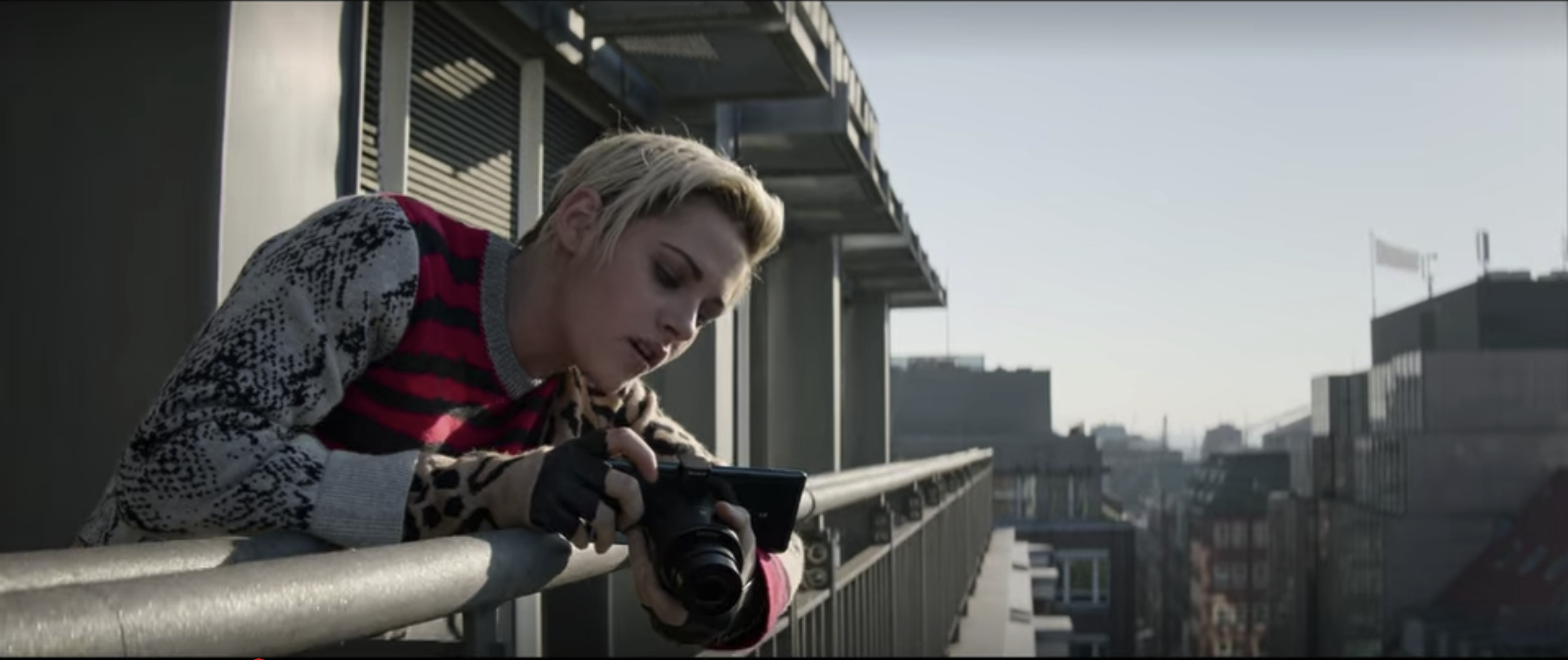 미녀삼총사 3에 나온 소니 QX 카메라. 소니에서 나온 영화여서 소니 말고 다른 전자제품이 없는 세계임