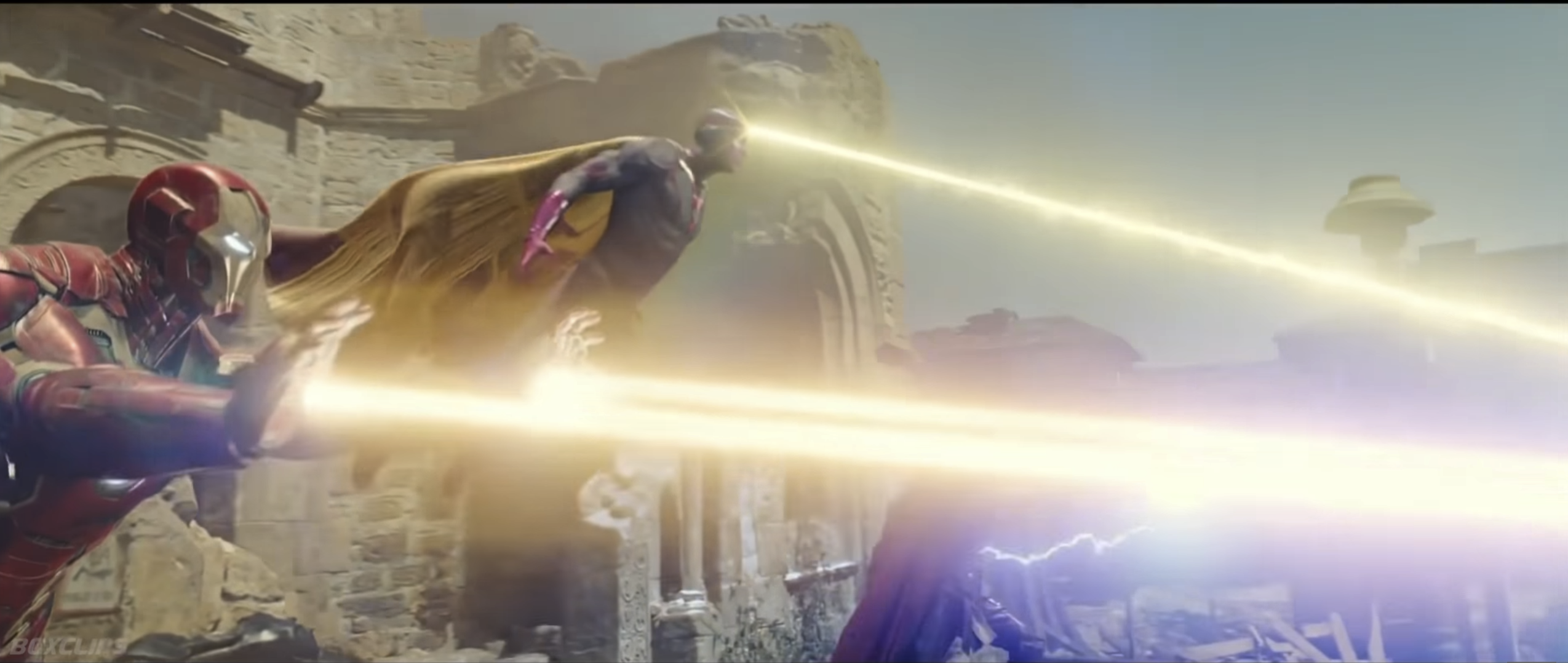 마블은 액션이 많이 약하다. 비전 (인공지능 로봇. 사실상 넘사벽 공격력 + 신의 금속 비브라늄 + 인피니티 스톤) + 아이언맨 (철 0프로 함유, 인간계 최고 기술력) + 토르 (신)을 3명의 필살기 공격씬이 레이저 합체임. 전체적으로 마블은 레이저를 너무 많이 쓴다. 레이저는 Lazy man’s 액션씬.